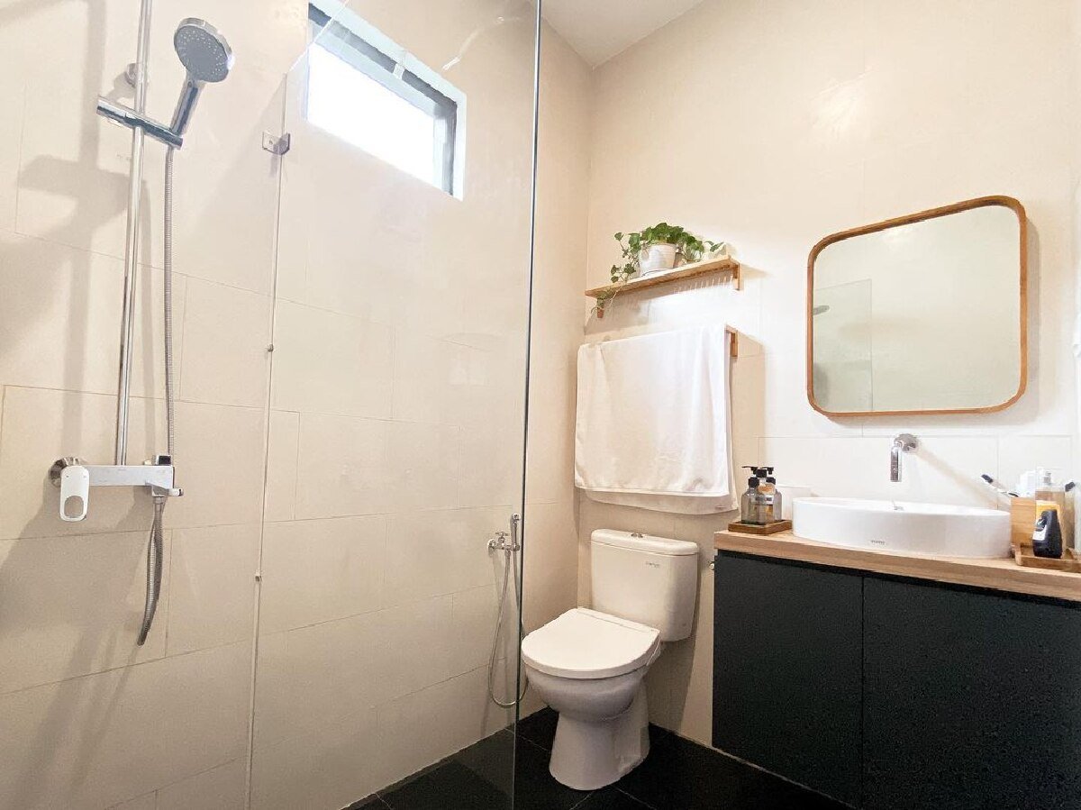 model kamar mandi minimalis ukuran kecil