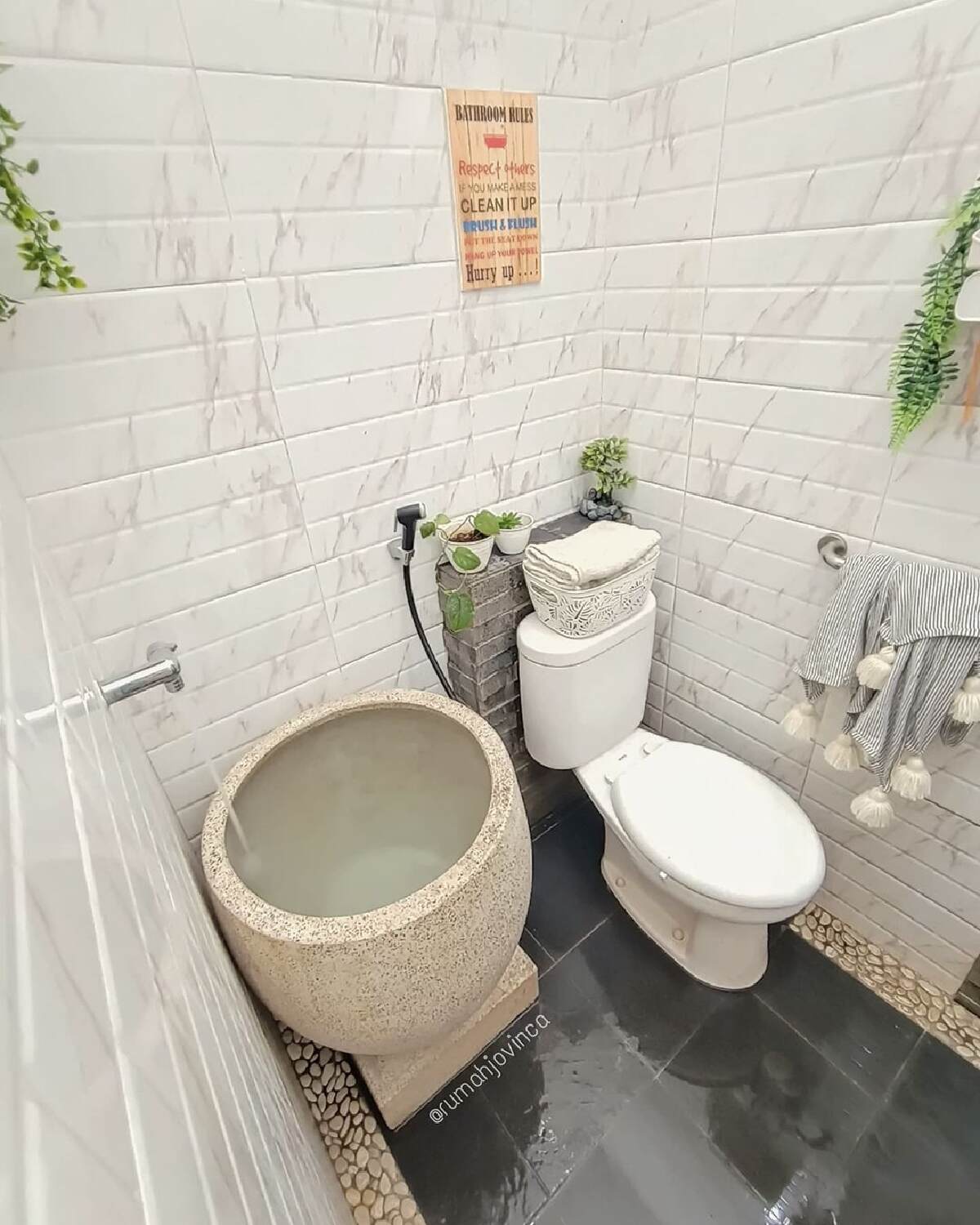 kamar mandi minimalis kecil sentuhan alam
