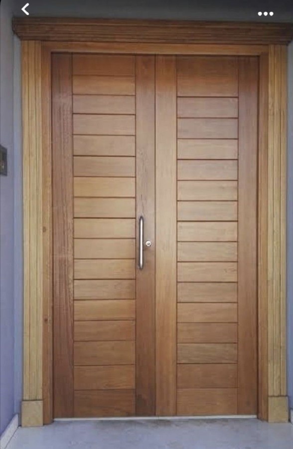 pintu dengan ukiran sederhana